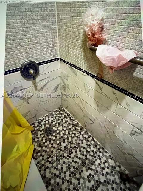 1825 W 44th Pl 707, Hialeah FL - photo 8 of 12