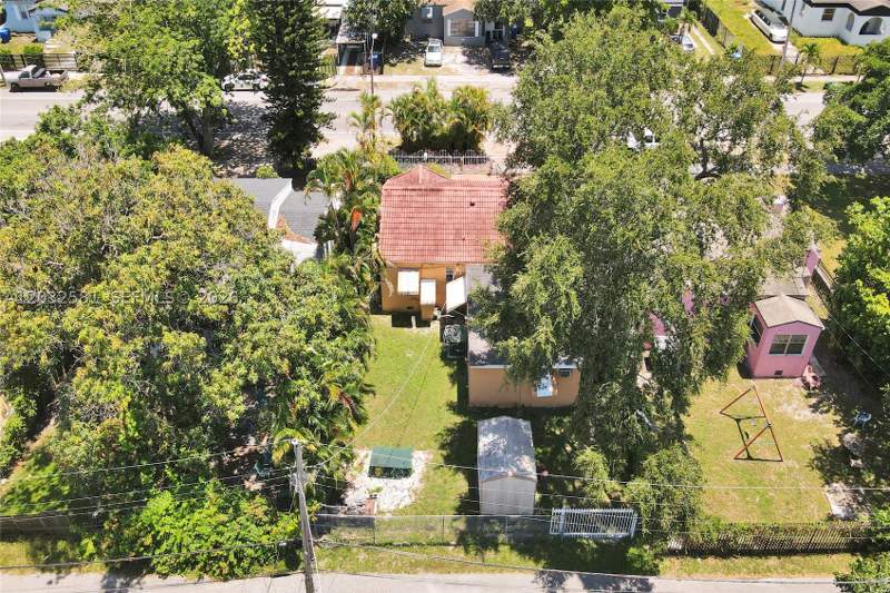 4 bedroom SingleFamilyResidence at 555 NW 46th St, BAY VISTA PARK AMD PL, Miami — photo 2