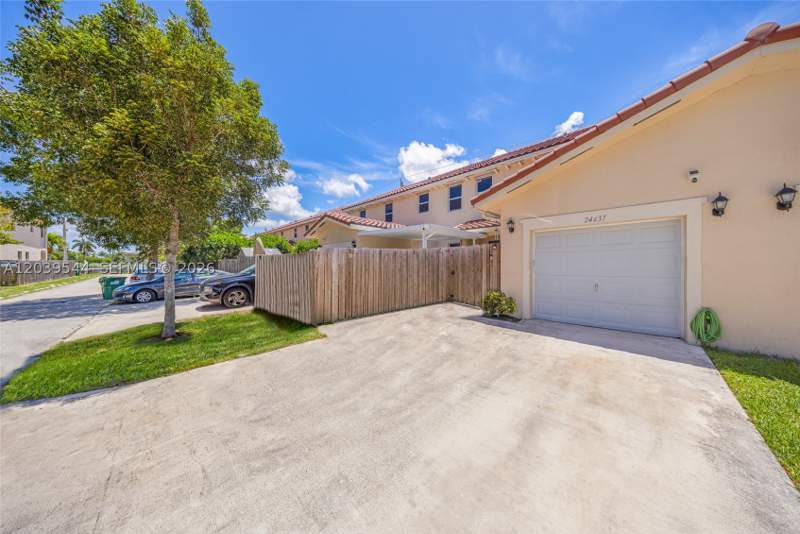 4 bedroom Townhouse at 24637 SW 117th Ave, Summerville Sub, Homestead — photo 2