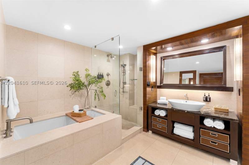1 bedroom Condominium at 6801 Collins Ave Door 606, Central Carillon Beach Co, Miami Beach — photo 4