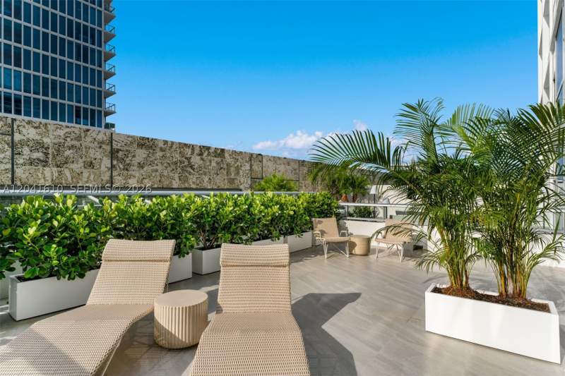 1 bedroom Condominium at 6801 Collins Ave Door 606, Central Carillon Beach Co, Miami Beach — photo 5