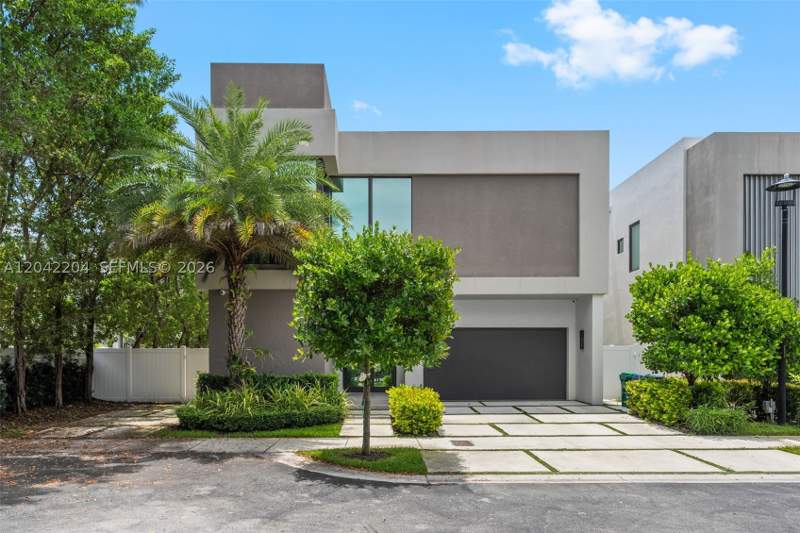 4 bedroom SingleFamilyResidence at 6814 NW 104th Ct, Grand Floridian Estates, Doral — photo 2