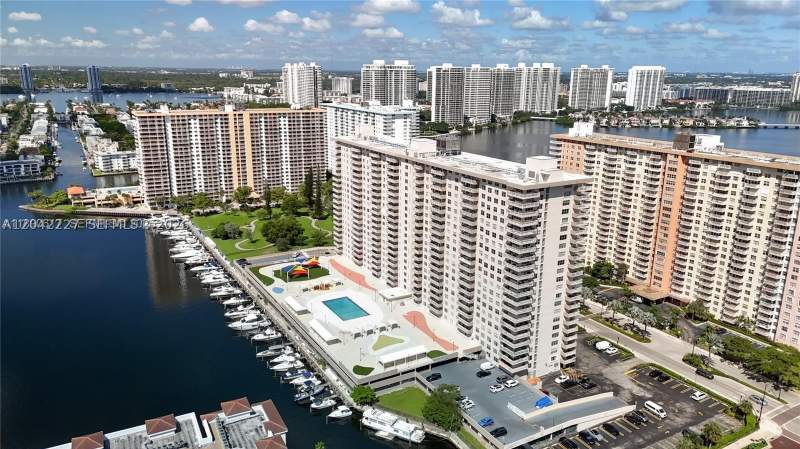 2 bedroom Condominium at 250 174th St 1211, Winston Towers 100 Condo, Sunny Isles Beach — photo 4