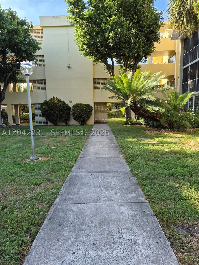 2 bedroom Condominium at 942 NE 199th St 4G, Lake Park Condo No 1 - Bl, Miami — photo 3