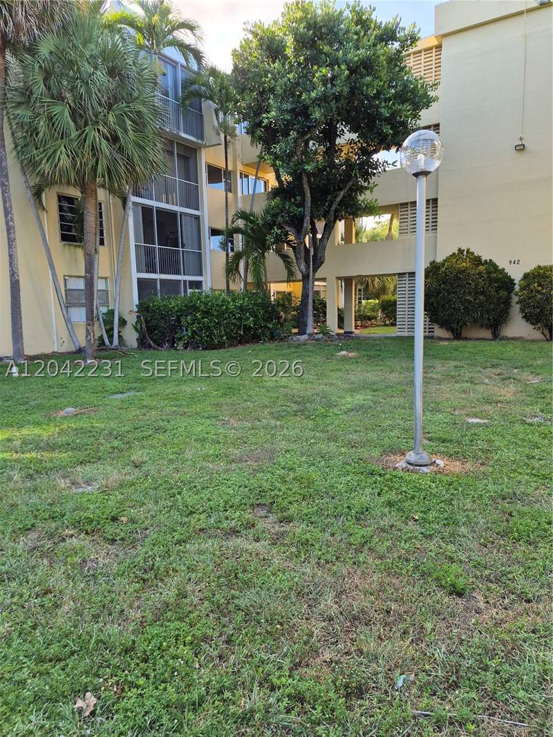 2 bedroom Condominium at 942 NE 199th St 4G, Lake Park Condo No 1 - Bl, Miami — photo 4