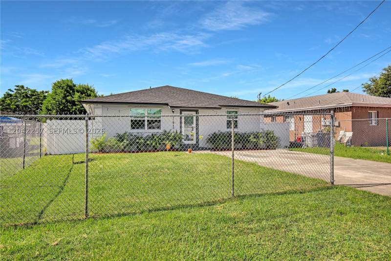 3 bedroom SingleFamilyResidence at 11940 SW 212th St, Symmes-Sharman Tract, Miami — photo 2