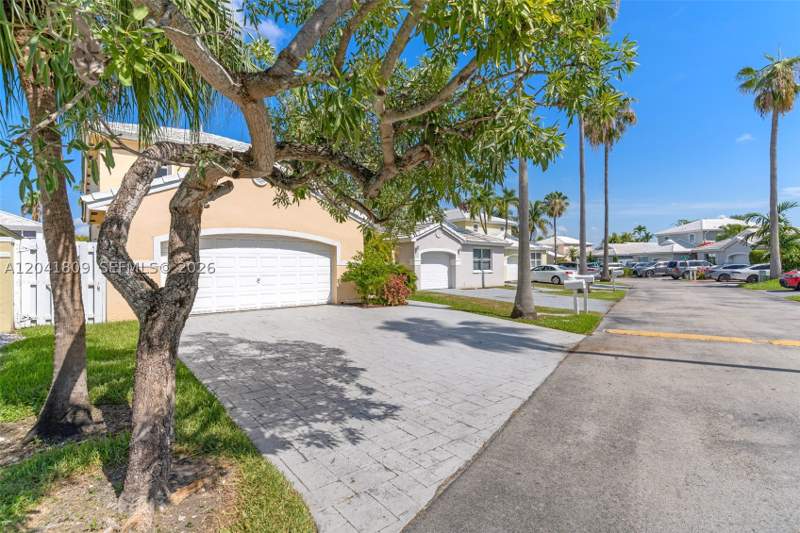 3 bedroom SingleFamilyResidence at 4766 SW 154th Ave, Lakes Of The Meadow-Meado, Miami — photo 2