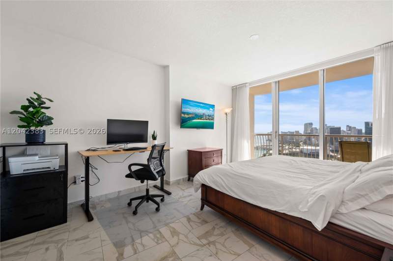 1 bedroom Condominium at 1750 N Bayshore Dr 5212, Opera Tower Condo, Miami — photo 4
