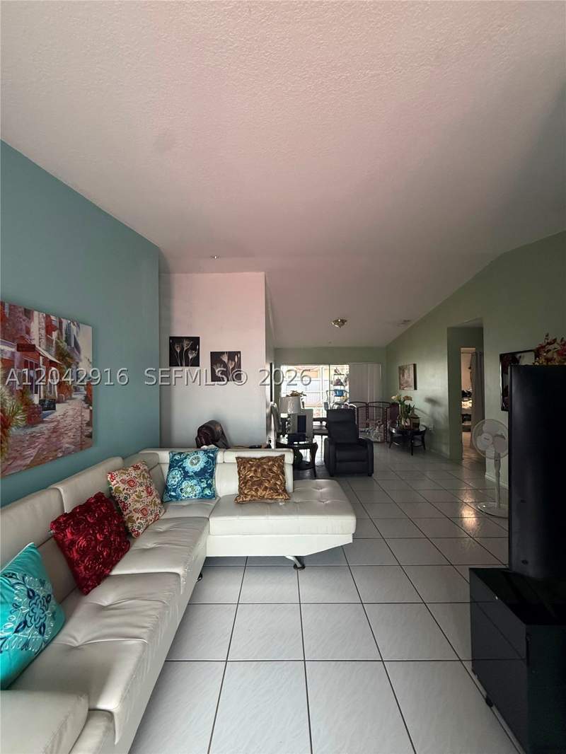 4 bedroom SingleFamilyResidence at 17401 SW 144th Ct, Majestic Homes, Miami — photo 2