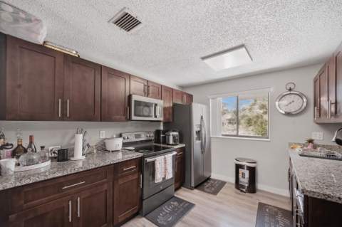 2710 W 60th Place 205, Hialeah FL - photo 9 of 31