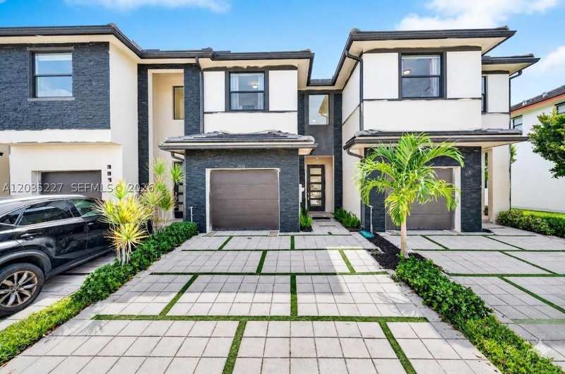 3 bedroom Townhouse at 15841 NW 91st Ct, Dunnwoody Lake, Miami Lakes — photo 1