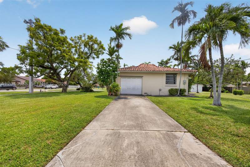 4 bedroom SingleFamilyResidence at 11405 SW 32nd St, Coral Way Estates, Miami — photo 2