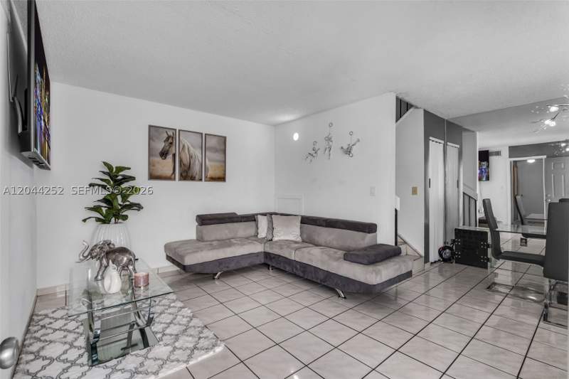 3 bedroom Condominium at 8186 NW 98th Ter 132, The Villas At Samari Lake, Hialeah Gardens — photo 3
