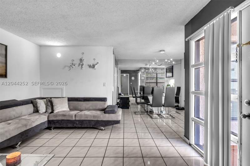 3 bedroom Condominium at 8186 NW 98th Ter 132, The Villas At Samari Lake, Hialeah Gardens — photo 4
