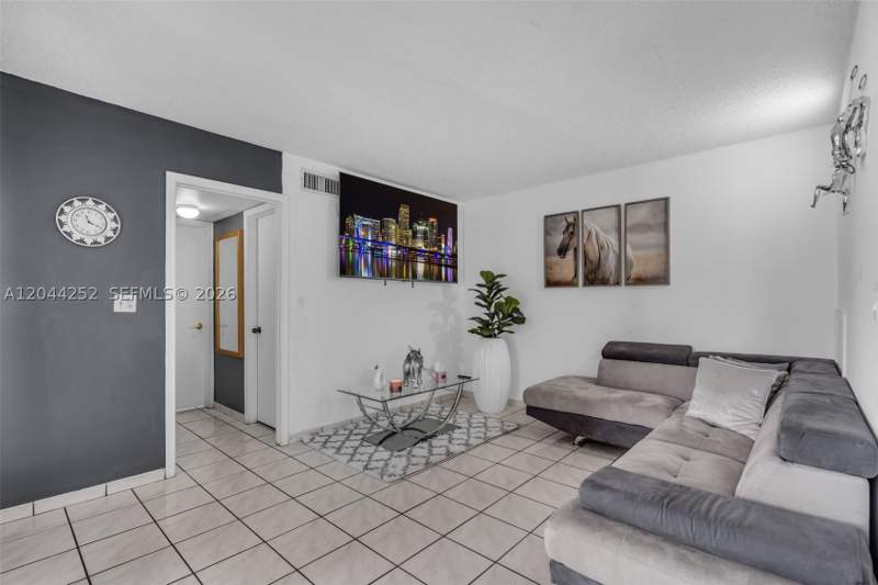 3 bedroom Condominium at 8186 NW 98th Ter 132, The Villas At Samari Lake, Hialeah Gardens — photo 5