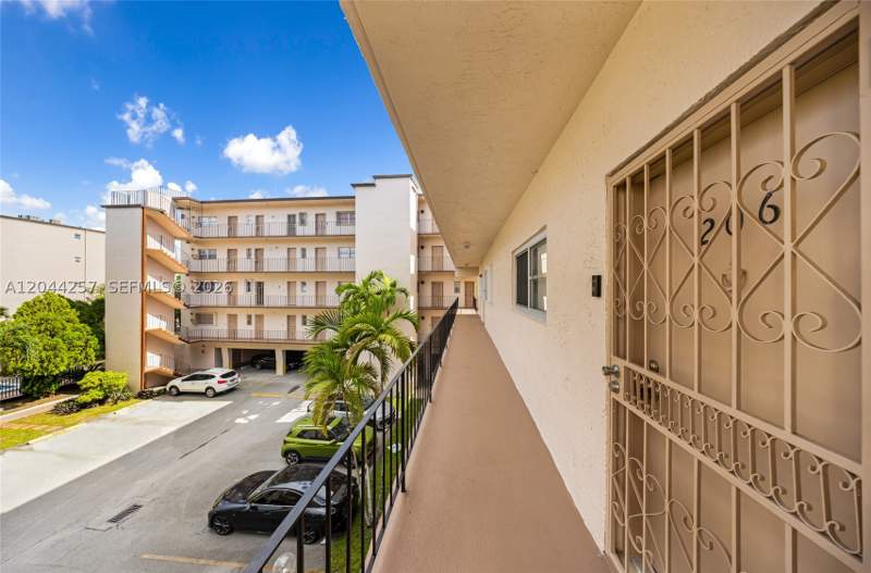 2 bedroom Condominium at 1950 W 54th St 206, Westland-Eden Condo I, Hialeah — photo 4