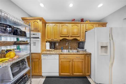 1950 W 54th St 206, Hialeah FL - photo 8 of 31