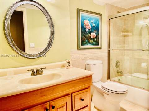2555 Collins Ave 2006, Miami Beach FL - photo 10 of 27