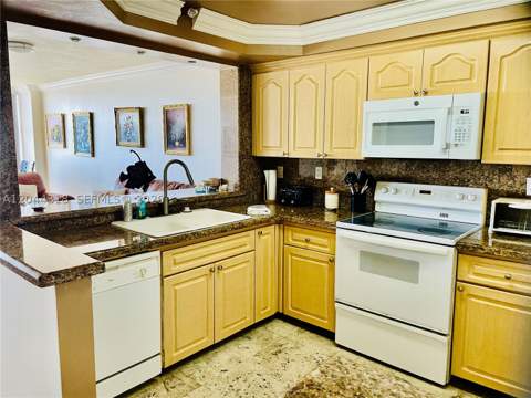 2555 Collins Ave 2006, Miami Beach FL - photo 6 of 27
