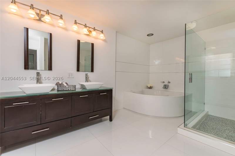 5 bedroom SingleFamilyResidence at 5132 NW 106th Ave, Doral Glen T-17816, Doral — photo 4
