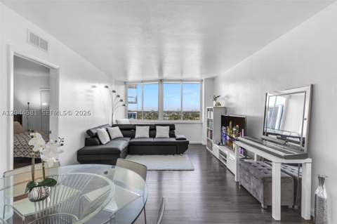 7441 Wayne Ave 10H, Miami Beach FL - photo 9 of 38