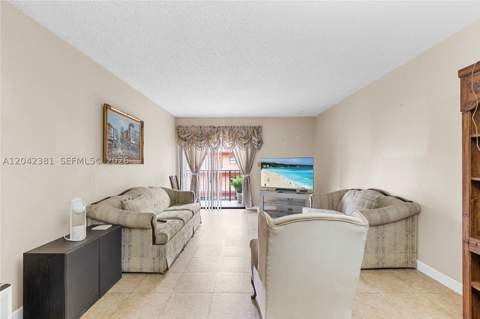 1800 W 54th St 209, Hialeah FL - photo 7 of 29