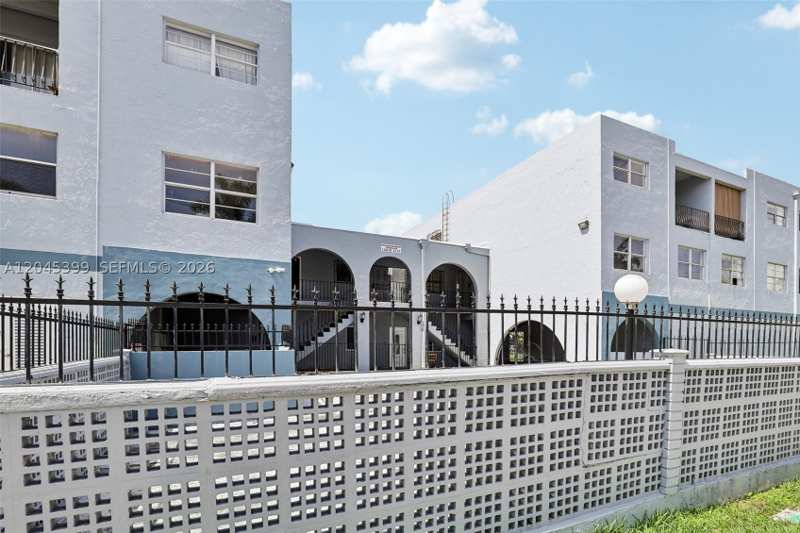 2 bedroom Condominium at 1300 W 53rd St 25, Westland Plaza Gardens Co, Hialeah — photo 1
