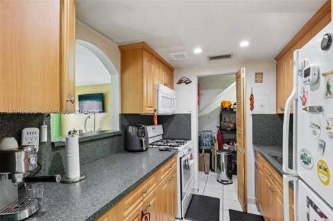 1300 W 53rd St 25, Hialeah FL - photo 13 of 28