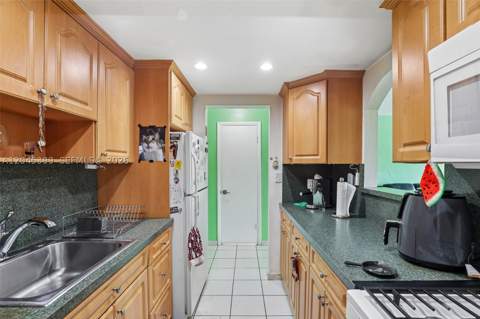 1300 W 53rd St 25, Hialeah FL - photo 15 of 28