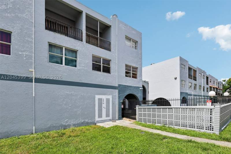 2 bedroom Condominium at 1300 W 53rd St 25, Westland Plaza Gardens Co, Hialeah — photo 2