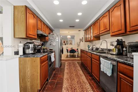 9720 Palmetto Club Ln W, Miami FL - photo 8 of 29