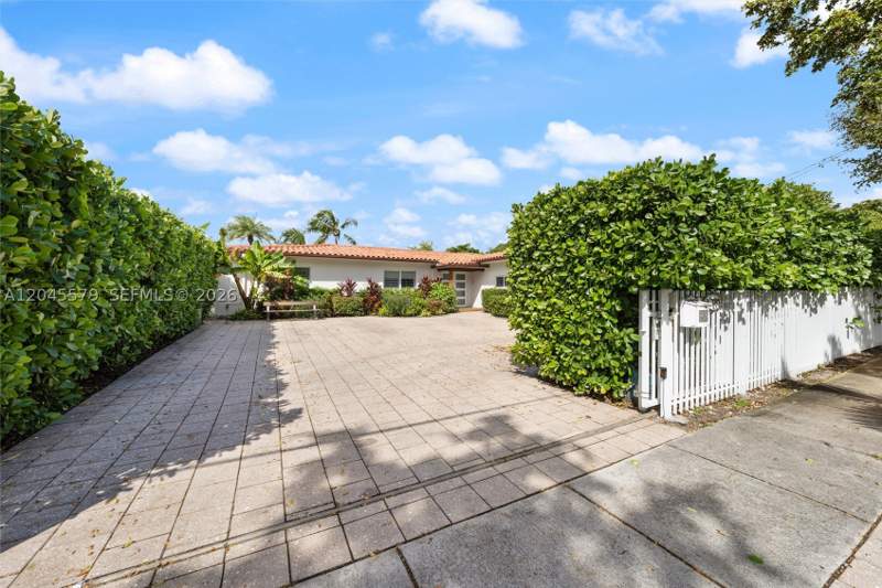 4 bedroom SingleFamilyResidence at 12944 Banyan Rd, Venetian Sec Keystone Poi, North Miami — photo 1