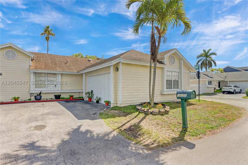 3 bedroom SingleFamilyResidence at 10125 SW 139th Pl, Royal Glen, Miami — photo 1