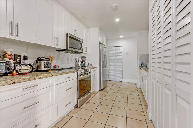 3 bedroom SingleFamilyResidence at 10125 SW 139th Pl, Royal Glen, Miami — photo 5