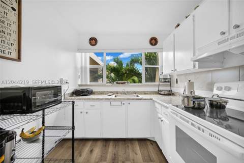 942 NE 199th St 4E, Miami FL - photo 9 of 46