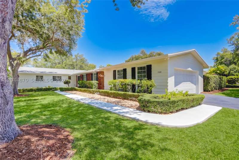 5 bedroom SingleFamilyResidence at 7520 SW 164th St, Old Cutler South Sec 2, Palmetto Bay — photo 2