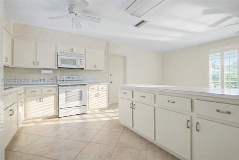 7520 SW 164th St, Palmetto Bay FL - photo 8 of 25