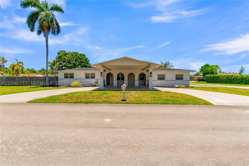 4 bedroom SingleFamilyResidence at 12805 SW 193rd Ter, Green Meadow Estates, Miami — photo 2