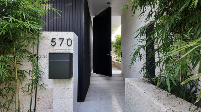 6 bedroom SingleFamilyResidence at 570 S Shore Dr, Normandy Golf Course, Miami Beach — photo 2