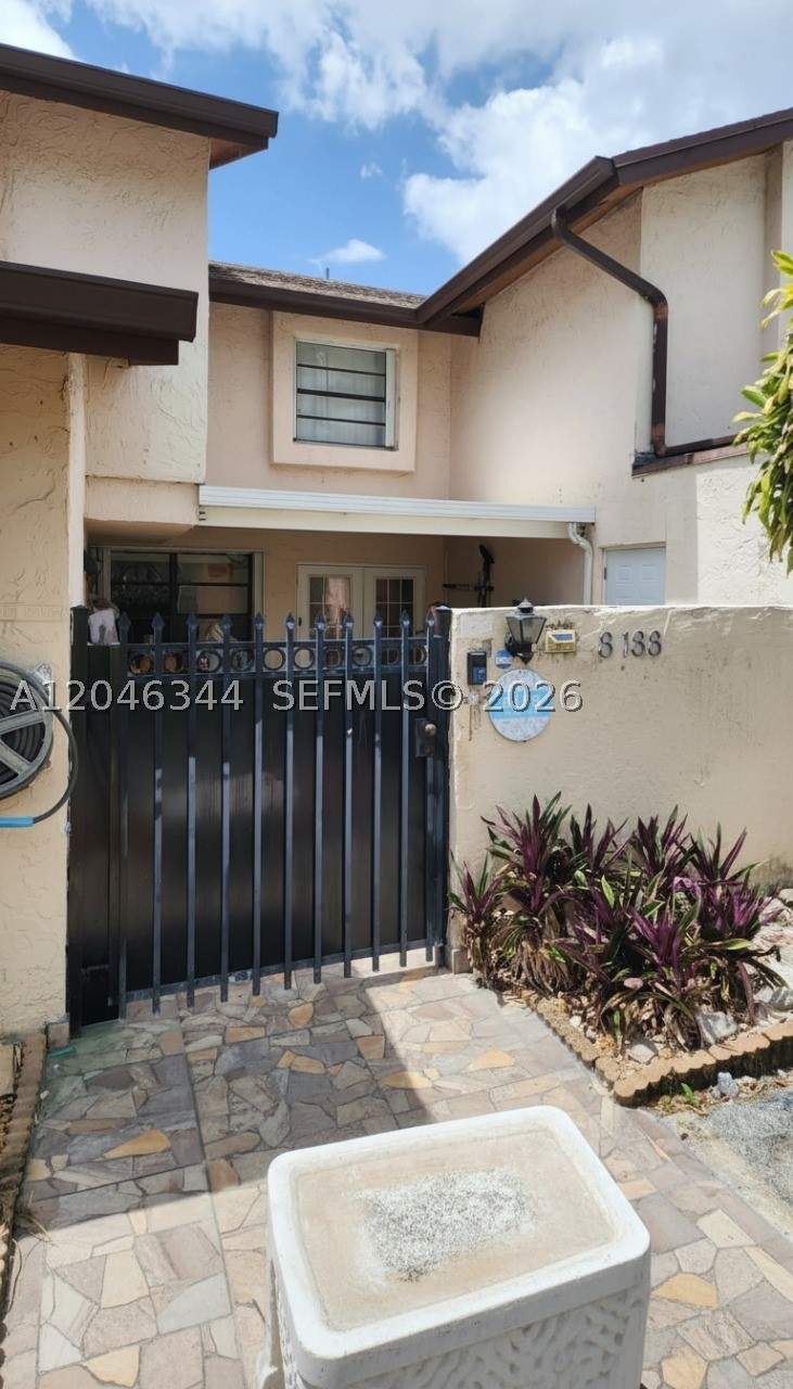 3 bedroom Townhouse at 8188 NW 98th Lane 122, Villas At Samari Lake, Hialeah Gardens — photo 2