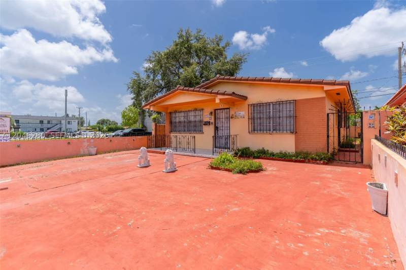 3 bedroom SingleFamilyResidence at 6702 SW 25th Ter, Central Manor Sec 1, Miami — photo 3
