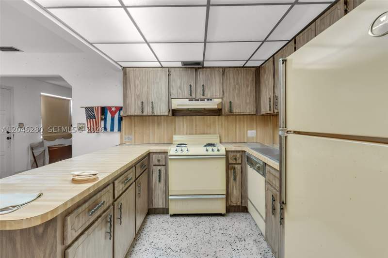 3 bedroom SingleFamilyResidence at 6702 SW 25th Ter, Central Manor Sec 1, Miami — photo 5