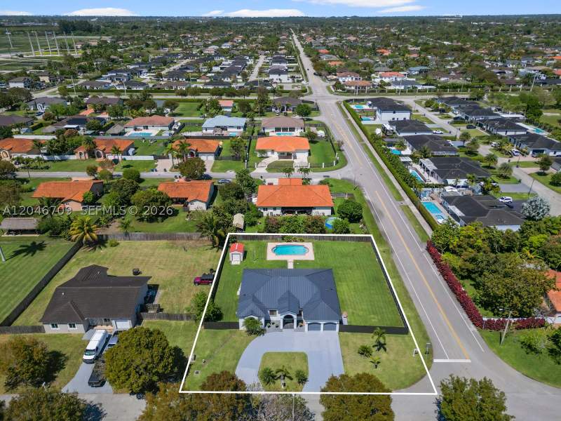 4 bedroom SingleFamilyResidence at 13205 SW 218th Ter, Estate Mansions, Miami — photo 2