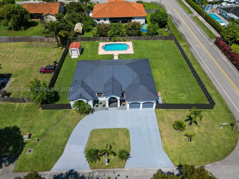 4 bedroom SingleFamilyResidence at 13205 SW 218th Ter, Estate Mansions, Miami — photo 3