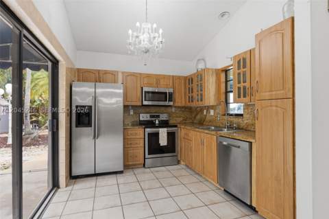 8165 NW 187th Ter, Hialeah FL - photo 11 of 32