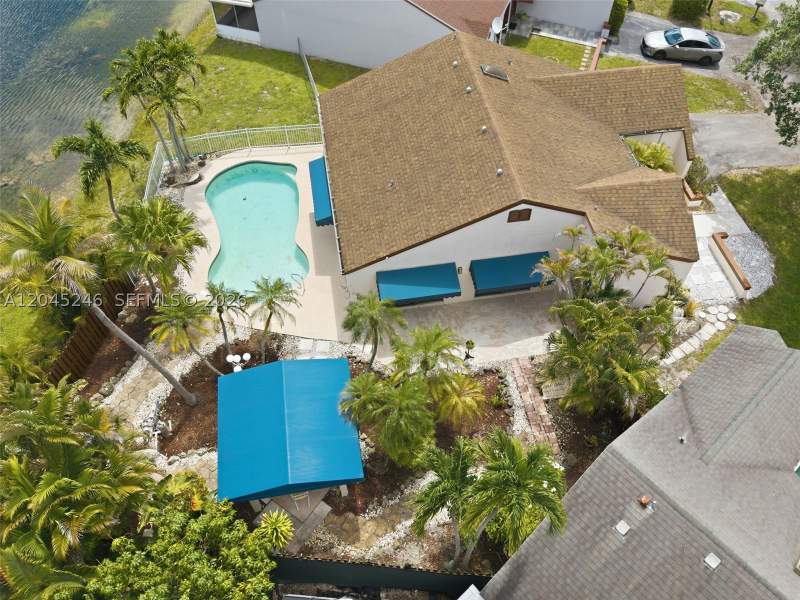 3 bedroom SingleFamilyResidence at 8165 NW 187th Ter, Avalon Lakes, Hialeah — photo 2