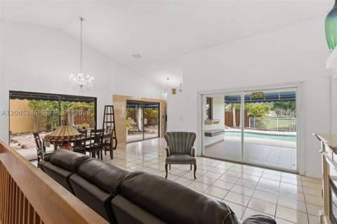 8165 NW 187th Ter, Hialeah FL - photo 7 of 32