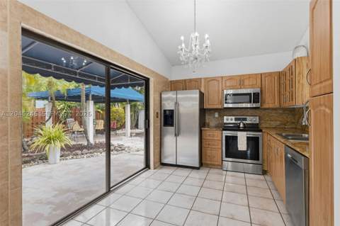 8165 NW 187th Ter, Hialeah FL - photo 9 of 32