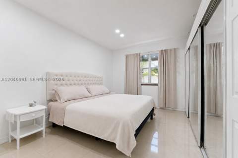 8550 Byron Ave 2H, Miami Beach FL - photo 16 of 29