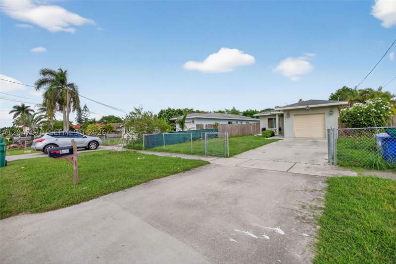 4 bedroom SingleFamilyResidence at 344 SW 3rd St, Town Of Fla City, Florida City — photo 3